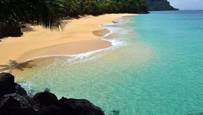 praia tropical em São Tomé com águas cristalinas