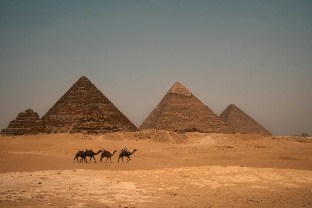 caravana de camelos junto às pirâmides de Gizé, Egipto